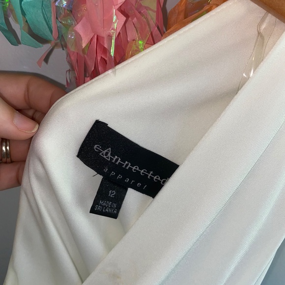 V-neck white and navy dress with flower detail - Picture 5 of 6